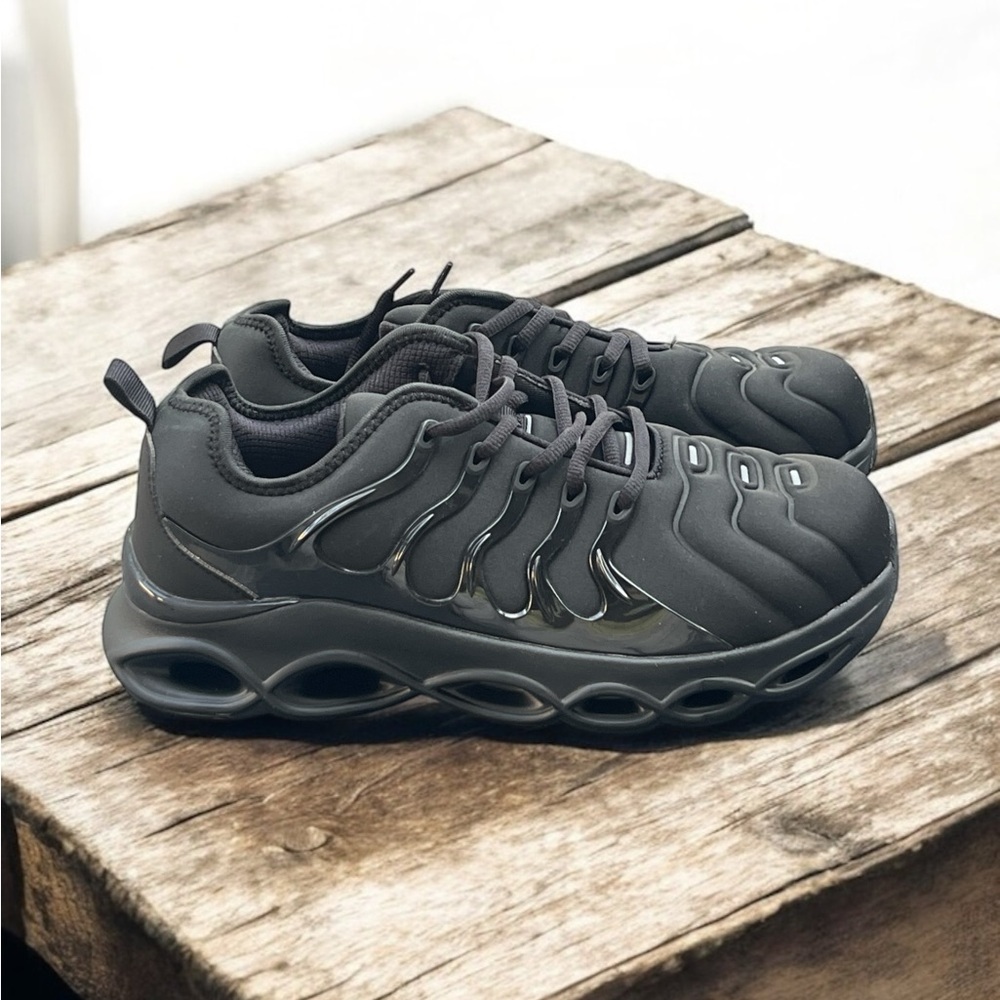 Larnmern Work Men's Black Lace Up Steel Toe Sneakers.